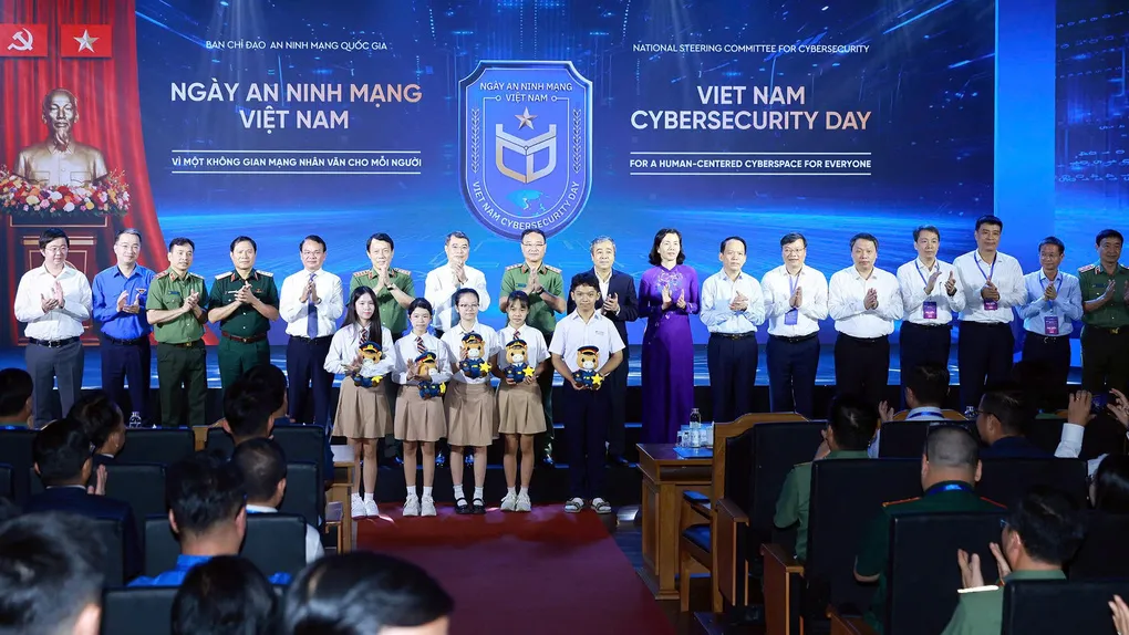Thủ tướng Lê Minh Hưng, Bộ trưởng Công an Lương Tam Quang, Thứ trưởng Bộ Khoa học và Công nghệ Bùi Hoàng Phương cùng các đại biểu tại lễ kỷ niệm sáng nay. Ảnh: Phạm Dự