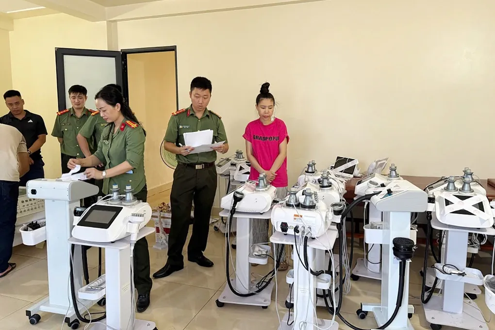 Các thiết bị bên trong spa Phúc Tâm 8 không có chức năng khám, chữa bệnh nhưng được quảng cáo là điều trị công nghệ cao. Ảnh: Công an cung cấp