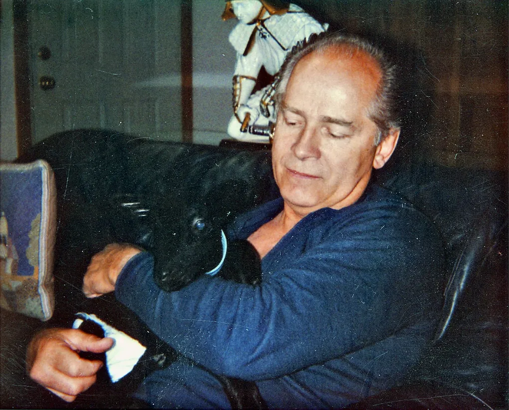 James Whitey Bulger ôm một con dê trong bức ảnh chụp trước khi biến mất năm 1995. Ảnh: FBI