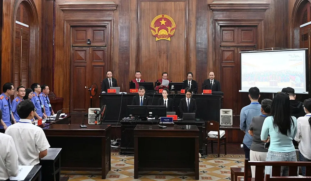 HĐXX điều kiển phiên tòa bằng hình thức trực tiếp kết hợp trực tuyến. Ảnh: Phạm Hải