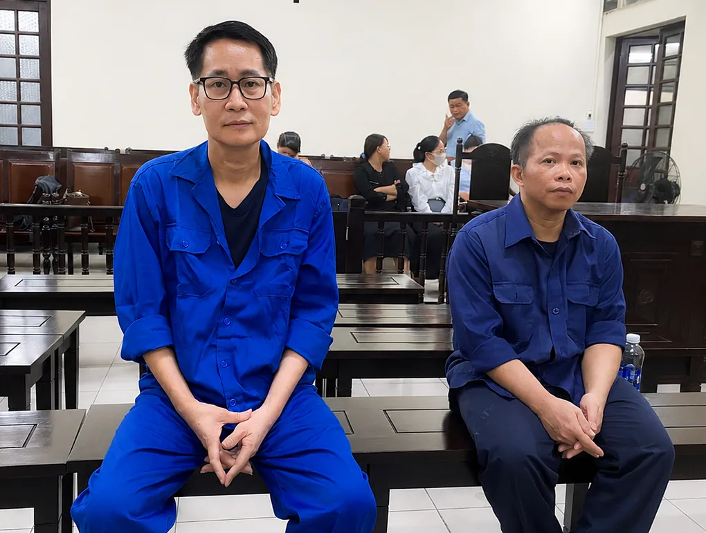 Đạo diễn Nguyễn Lê Minh và tài xế Thắng trong phiên tòa hồi giữa tháng 7. Ảnh: Hải Duyên