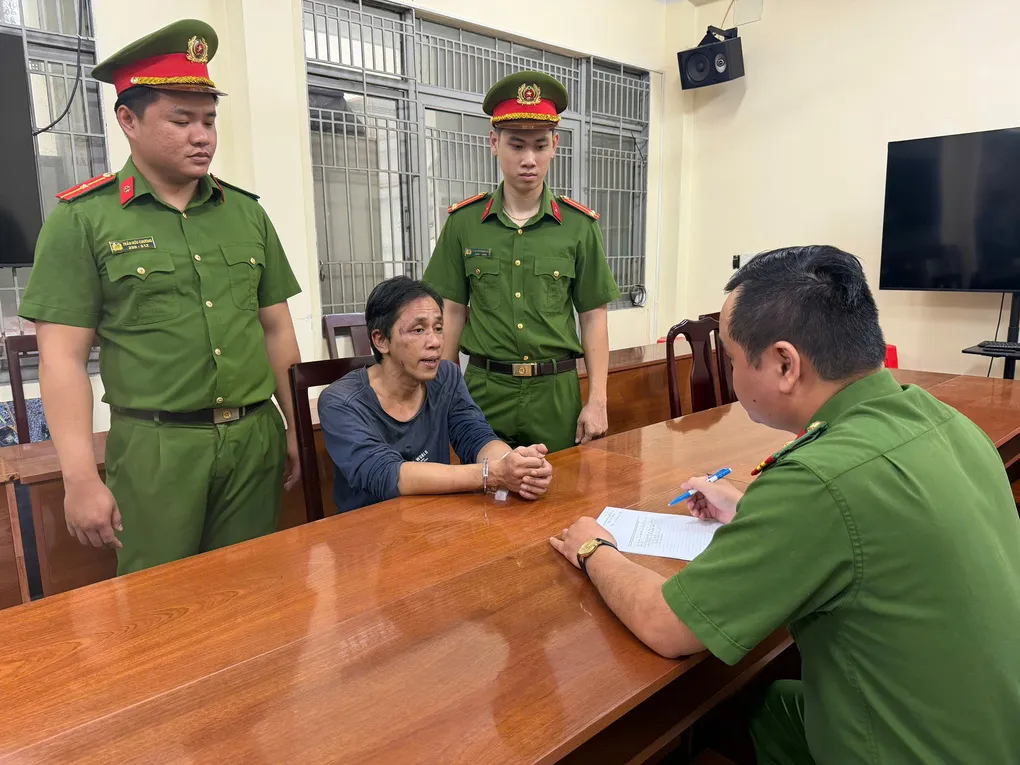 Cảnh sát lấy lời khai nghi phạm Trương Xuân Huy. Ảnh: Công an cung cấp
