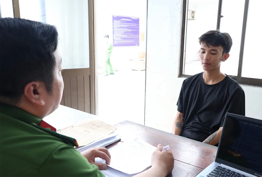 Huỳnh Nhật Hào tại cơ quan điều tra. Ảnh: Dương Đông