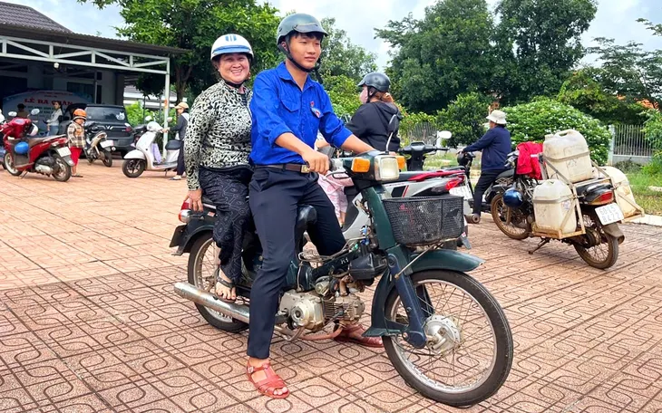 Đội nắng giúp dân chuyển nhà, nhường mặt bằng cho sân bay Gia Bình - Ảnh 2.