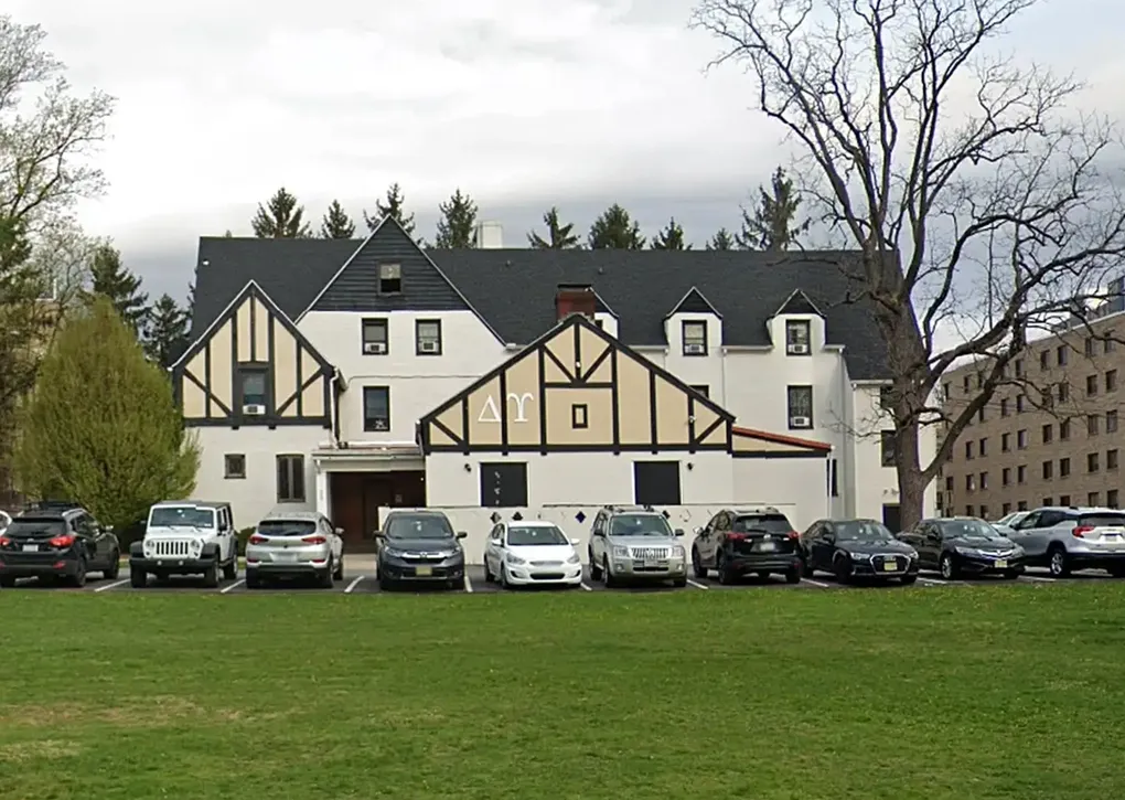 Nhà hội nam sinh Delta Upsilon tại Penn State. Ảnh: GGM