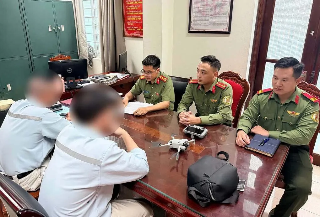 Công an Nội Bài làm việc với người vi phạm. Ảnh: Công an cung cấp