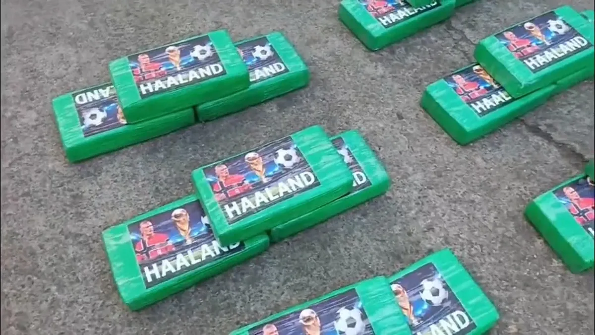 Dán hình cầu thủ Erling Haaland lên 370 gói cocaine để đánh dấu lô hàng