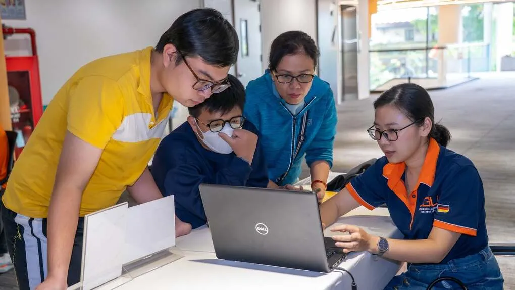 Thí sinh, phụ huynh được hướng dẫn về bài thi TestAS của Đại học Việt Đức, tháng 1. Ảnh: VGU