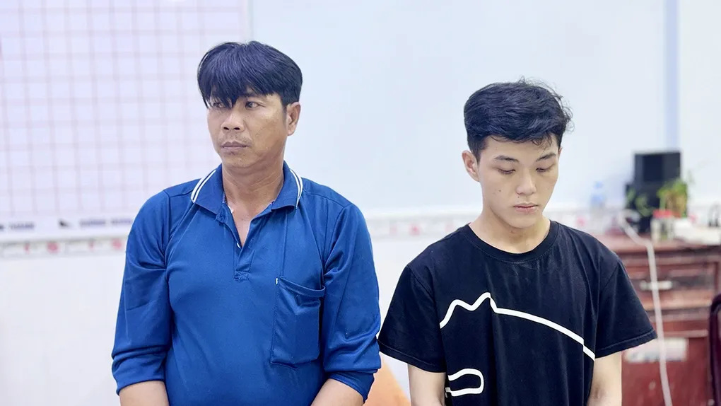 Nguyễn Văn Phước (trái), Trần Nhựt Quốc tại cơ quan điều tra. Ảnh: Tiến Tầm