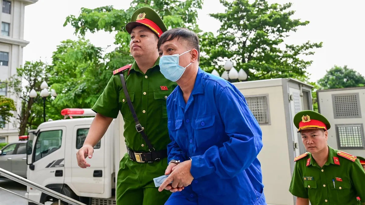 Cựu thứ trưởng Nguyễn Bá Hoan ra tòa trong vụ 'vòi' doanh nghiệp 31 tỷ đồng