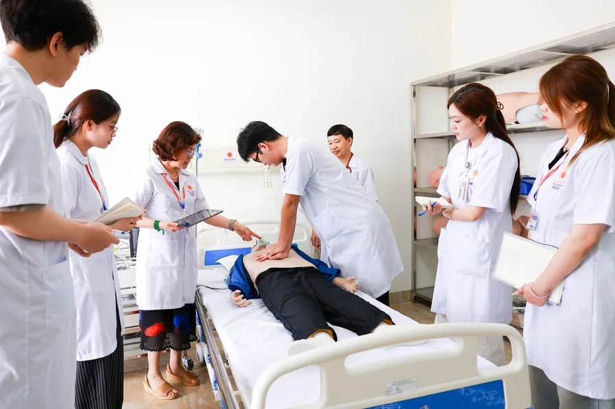 Sinh viên ngành y trường Đại học Đại Nam trong tiết thực hành.