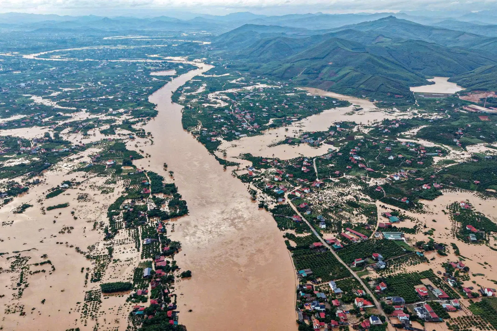 Thủ phủ vải thiều Lục Ngạn cũng ngập trong 'biển nước' sau mưa bão số 4 - Ảnh 2.