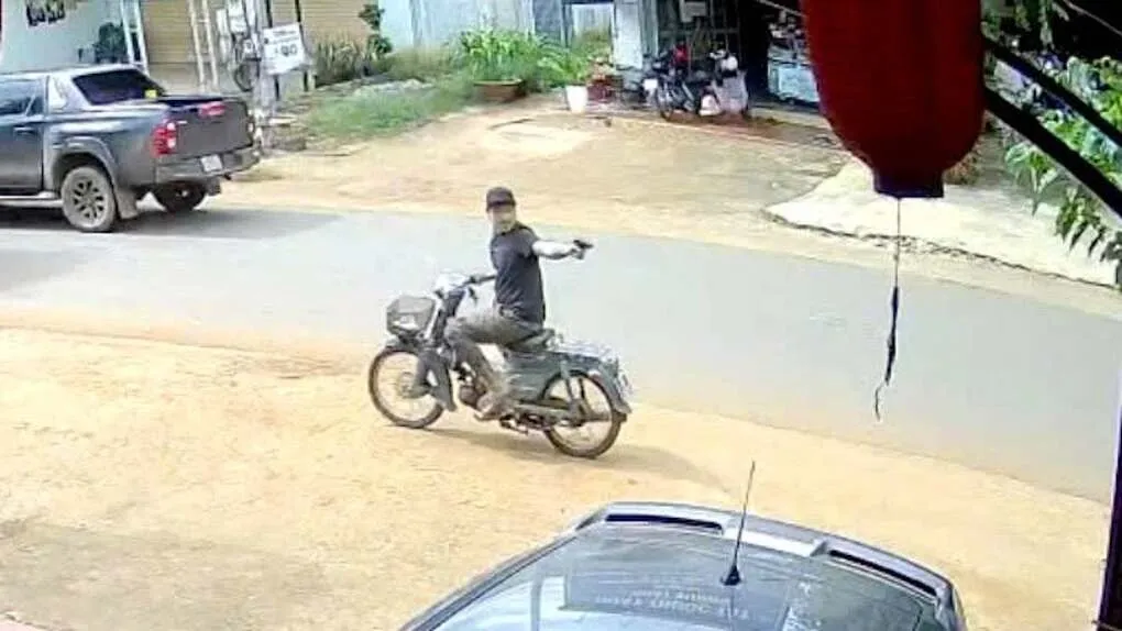 Lâm chĩa súng về nhóm nạn nhân. Ảnh: Thái Hà