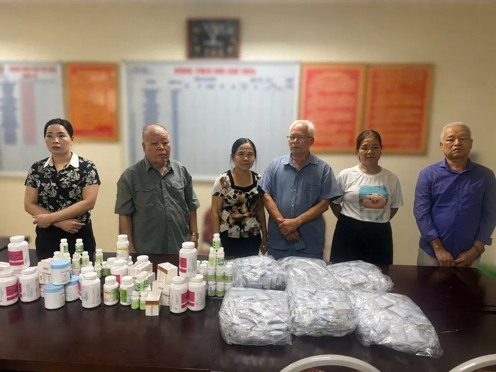 Các nghi phạm cùng số thuốc bị thu giữ. Ảnh: Công an cung cấp