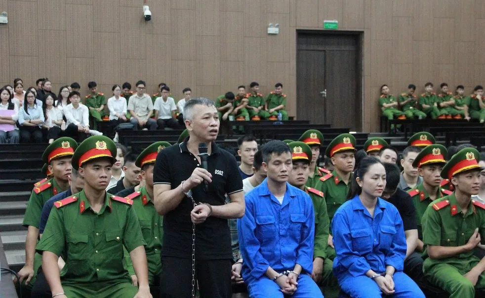 Bị cáo Phú (đứng) và vợ chồng cháu trai tại tòa. Ảnh: Danh Lam
