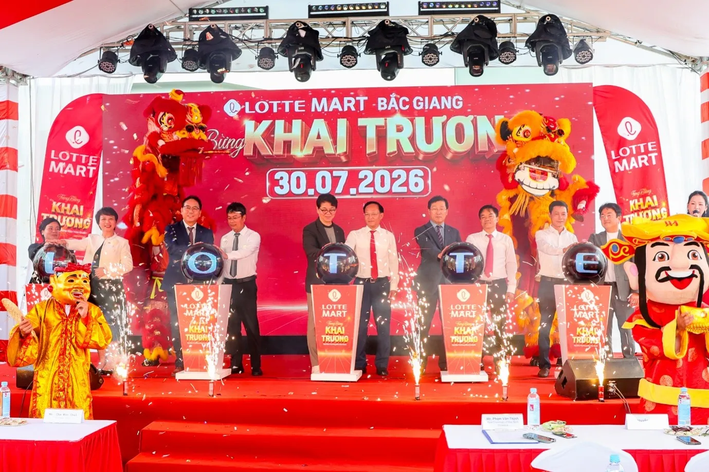 Khai trương Lotte Mart Bắc Giang, cơ hội trúng thưởng ô tô VinFast VF3 - Ảnh 1.