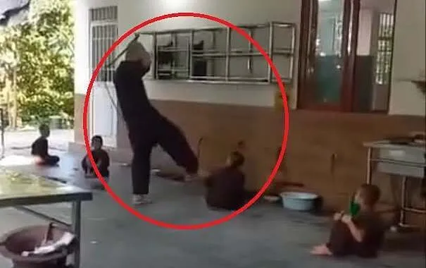 Hình ảnh Duy đánh các chú tiểu bị quay lại video. Ảnh: Cắt từ video