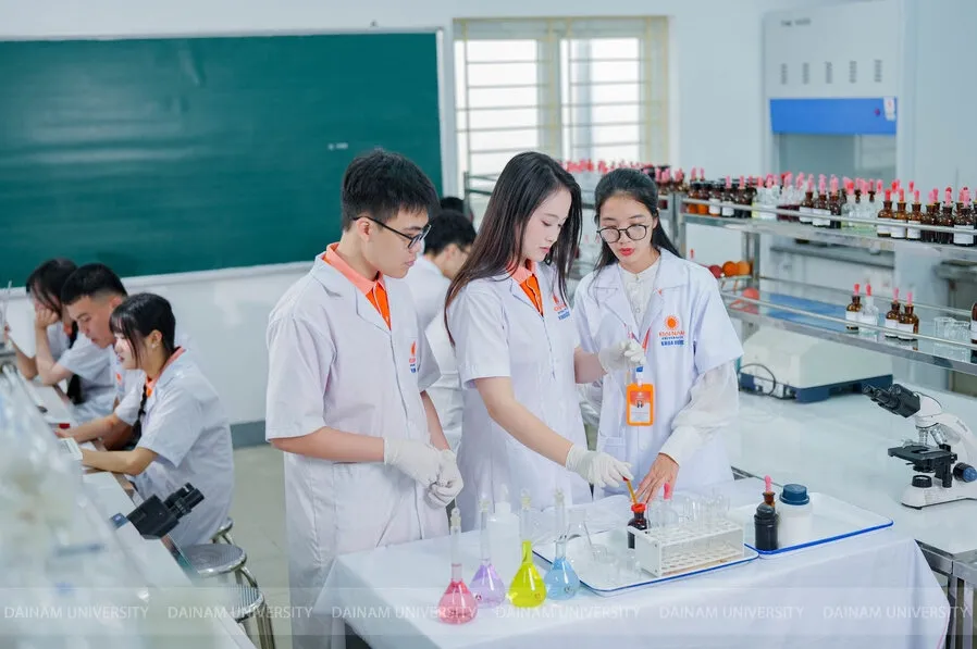 Sinh viên ngành Dược thực hành tại Đại học Đại Nam.