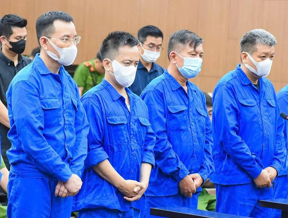 Cựu thứ trưởng Nguyễn Bá Hoan (thứ hai từ phải) và cựu cục trưởng Tống Hải Nam (bìa phải) nghe tuyên án chiều 24/8. Ảnh: Danh Lam