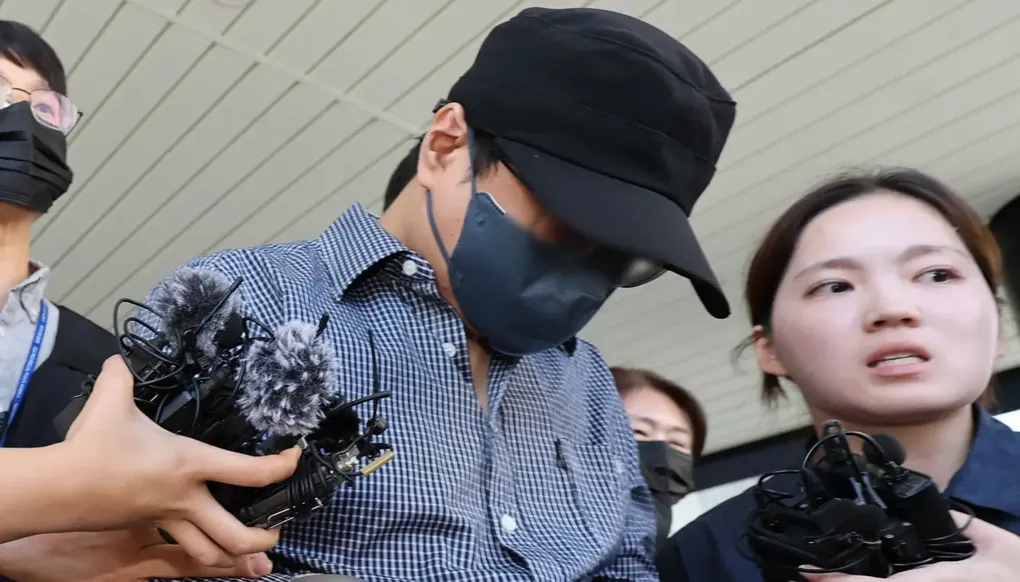 Cảnh sát họ Bu rời tòa án ở Jeju hôm 25/8. Ảnh: News1