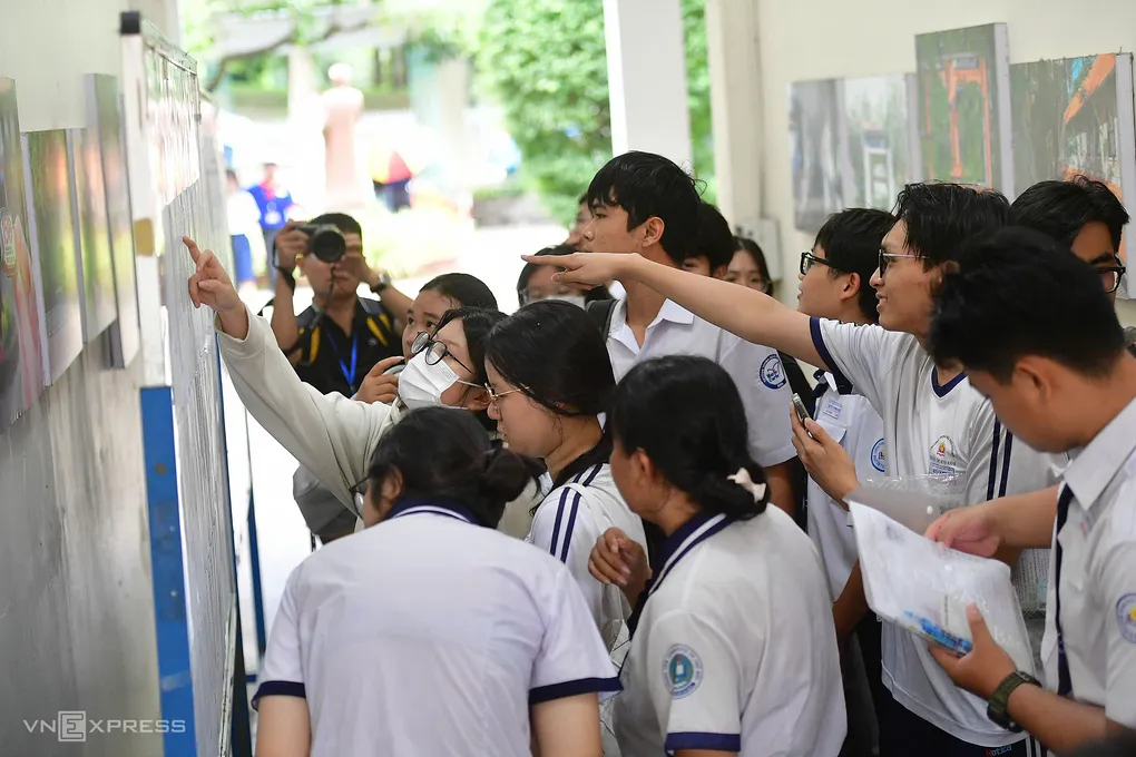 Thí sinh làm thủ tục thi tốt nghiệp THPT tại điểm thi Lê Quý Đôn, TP HCM, chiều 10/6. Ảnh: Thanh Tùng