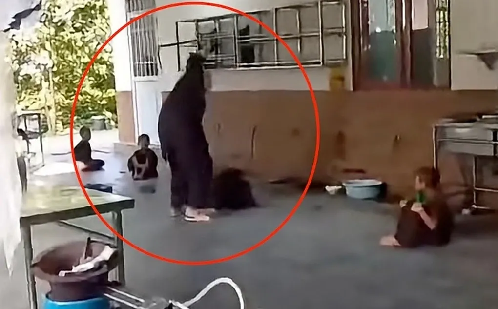Cảnh bạo hành được quay lại. Ảnh: Cắt từ video
