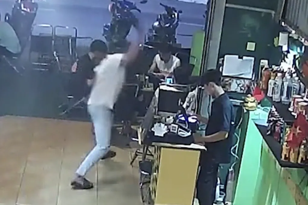Hồ Thái Sơn (áo trắng) thời điểm gây ra vụ việc. Ảnh: Công an Khánh Hòa