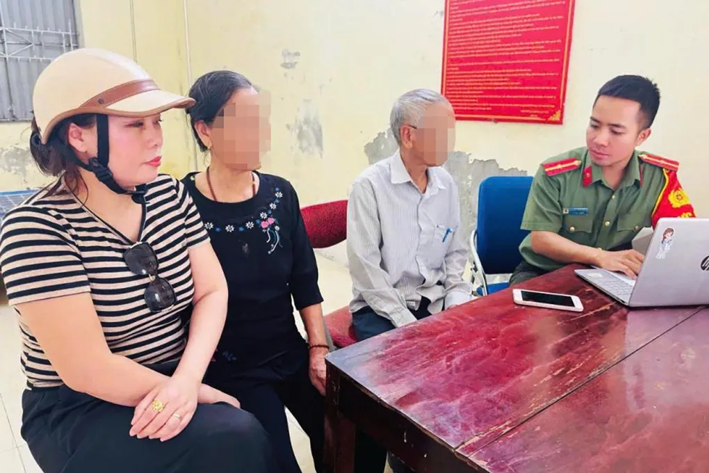 Chị Sen (ngoài cùng, góc trái) cùng vợ chồng cụ ông tại Công an xã Thiên Cầm, ngày 26/8. Ảnh: Công an cung cấp