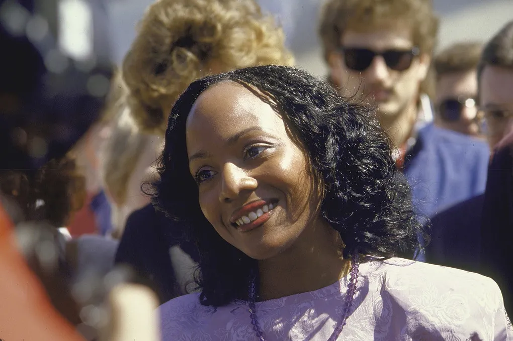Mechelle Vinson đứng trước Tòa án Tối cao năm 1986. Ảnh: Washington Post