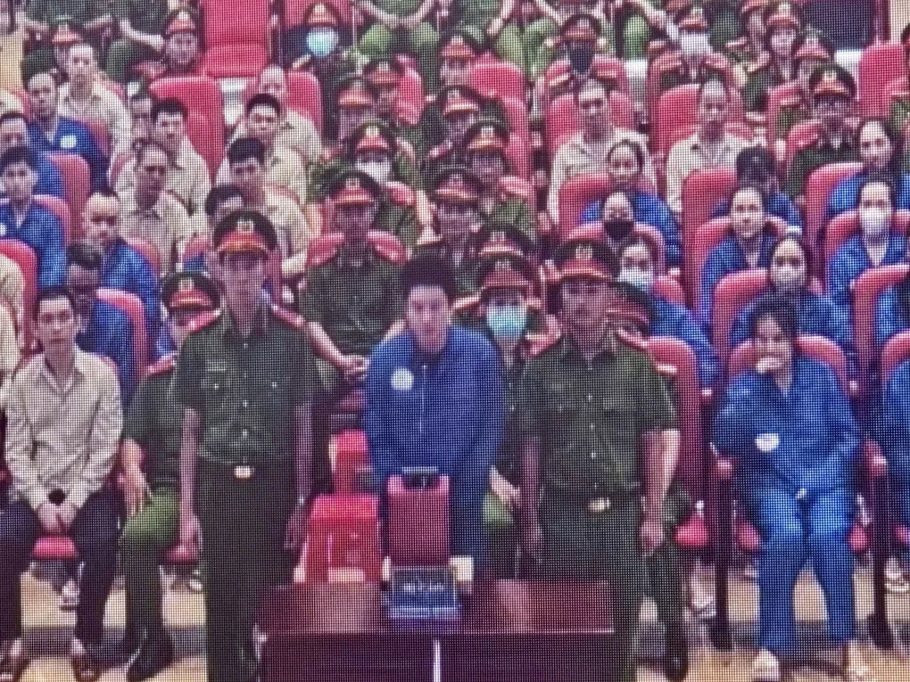 Nguyễn Trung Hiếu - tức ca sĩ Chi Dân trả lời thẩm vấn tại Trại tạm giam Chí Hòa. Ảnh chụp màn hình: Hải Duyên