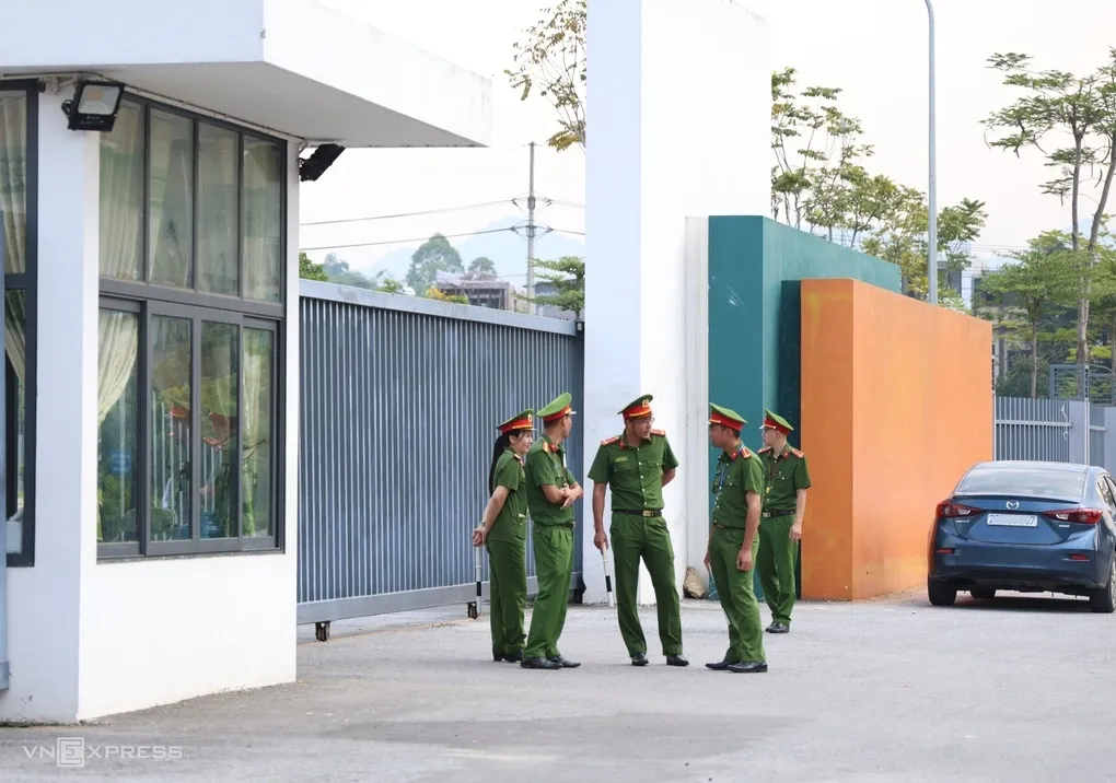 Công an kiểm tra gắt gao trước cổng trường THPT chuyên Tuyên Quang trước ngày thi. Ảnh: Thanh Hằng