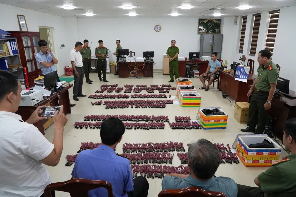 Các kíp nổ điện được thu giữ. Ảnh: Hồng Nhung