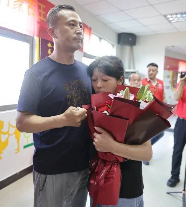 Vương Tiểu Hồng và em họ Vương Tiểu Ba xúc động trong ngày đoàn tụ. Ảnh: Southern Daily
