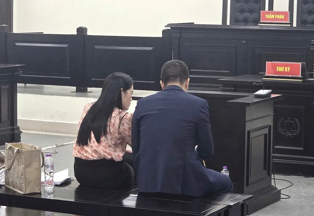 Bị cáo Hằng (trái) trao đổi với luật sư trong phiên phúc thẩm ngày 21/8. Ảnh: Danh Lam