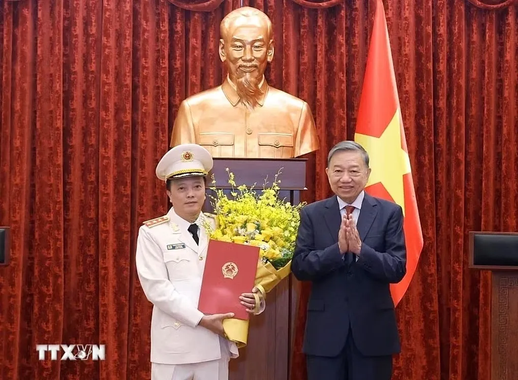 Tổng Bí thư, Chủ tịch nước trao quyết định và tặng hoa chúc mừng Thứ trưởng Đặng Hồng Đức. Ảnh: TTXVN