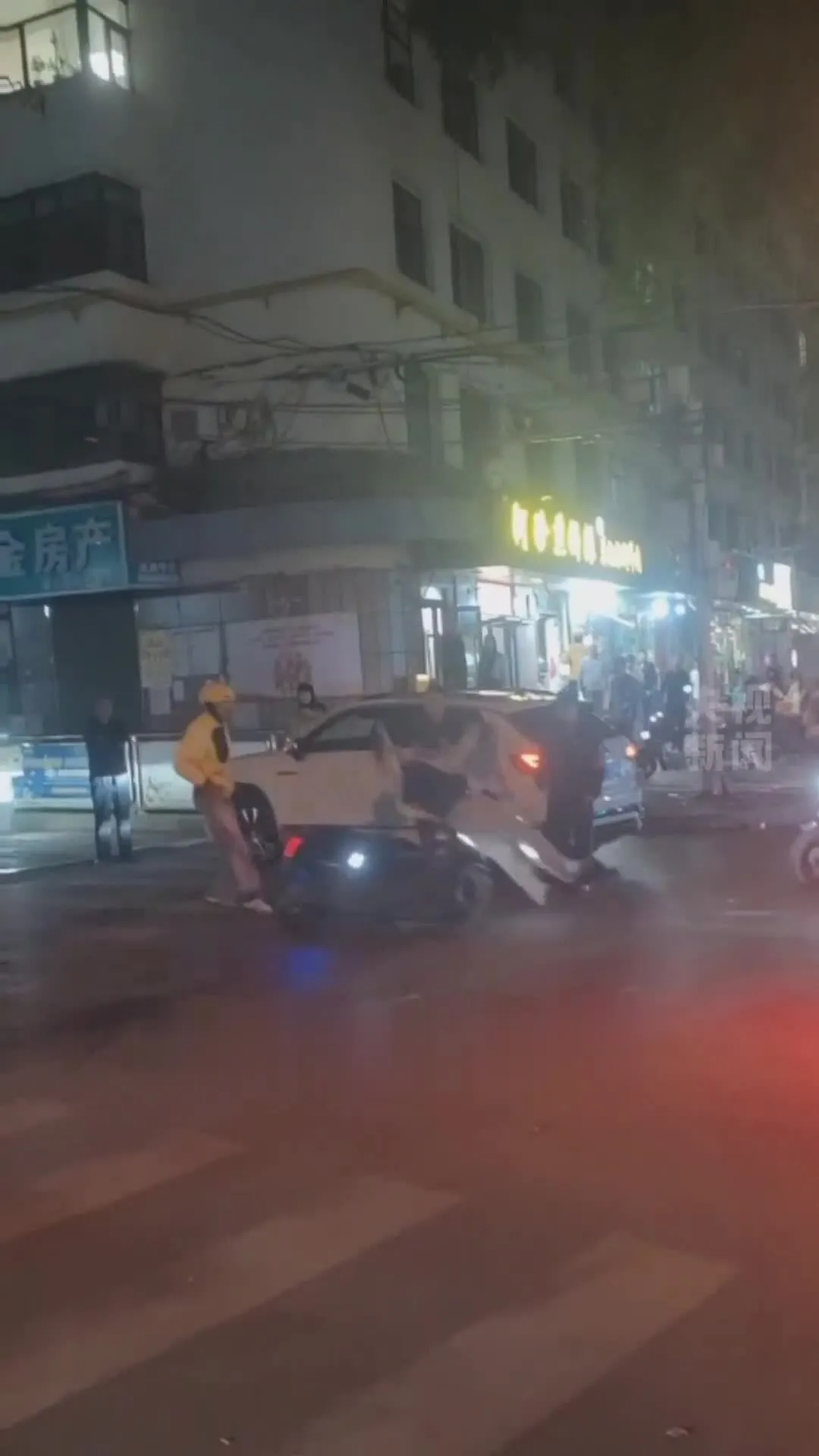 Nhân viên giao hàng dùng xe húc ngã kẻ cầm dao trên phố