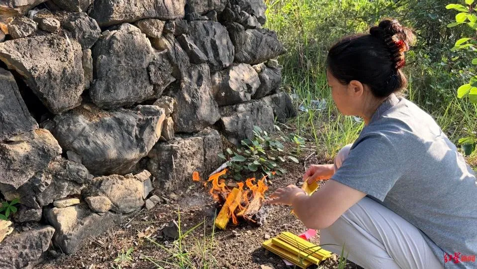 Hà Đăng Phương tế bái trước mộ chung của em trai và em dâu. Ảnh: Hongxing