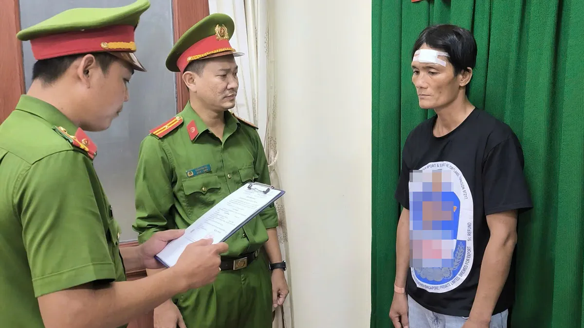 Chém 'tình địch' rồi chở nạn nhân đi cấp cứu