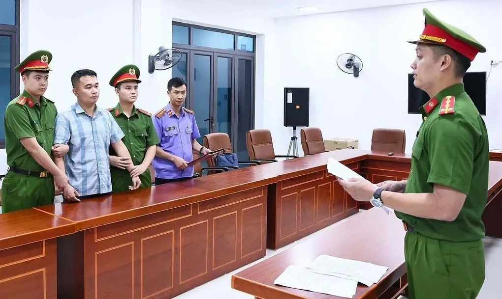 Công an thực thi lệnh với Nguyễn Hà Duy, chiều 5/7. Ảnh: Công an tỉnh Tuyên Quang
