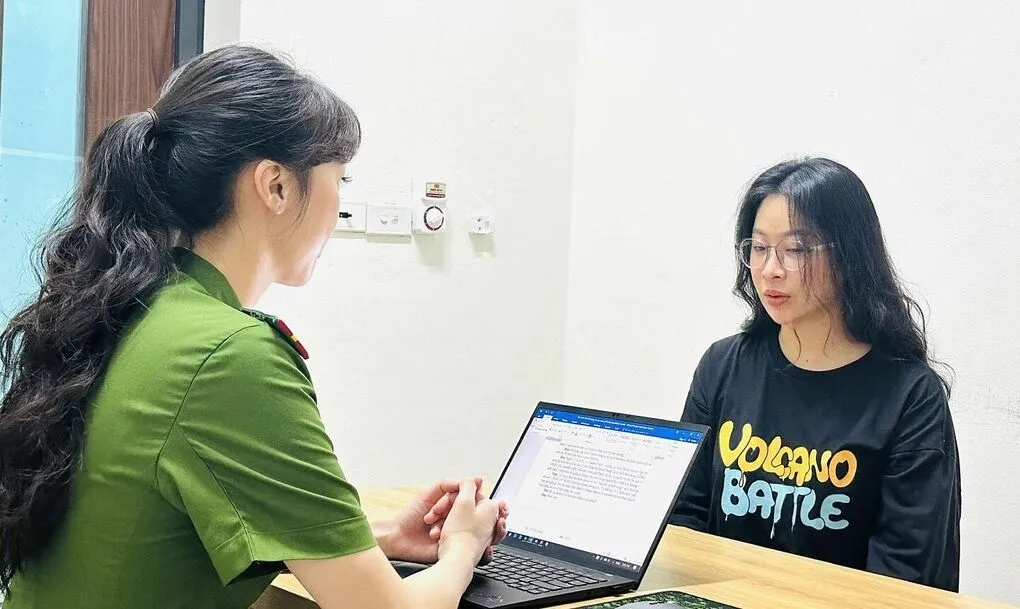 Cảnh sát lấy lời khai nghi can Lê Thị Thanh Hằng. Ảnh: Lam Sơn