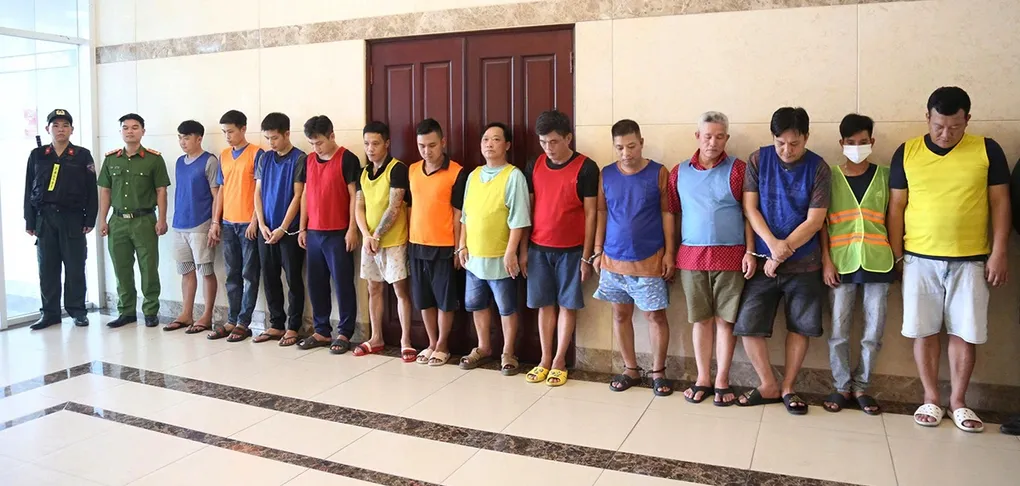 13 nghi can tổ chức đường dây đánh bạc. Ảnh: Công an TP HCM
