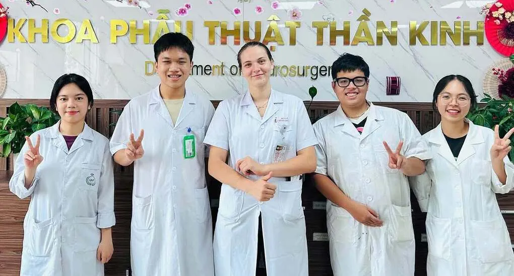 Sinh viên Đại học Paris-Saclay, Pháp, thực tập cùng sinh viên trường Đại học Y Dược, Đại học Quốc gia Hà Nội, hồi tháng 8. Ảnh: Fanpage trường