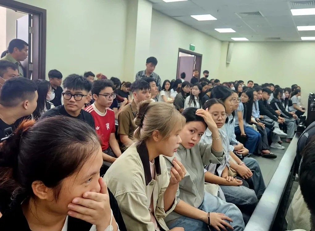 Khoảng 200 sinh viên có mặt tại phiên toà sáng nay theo triệu tập. Ảnh: Danh Lam