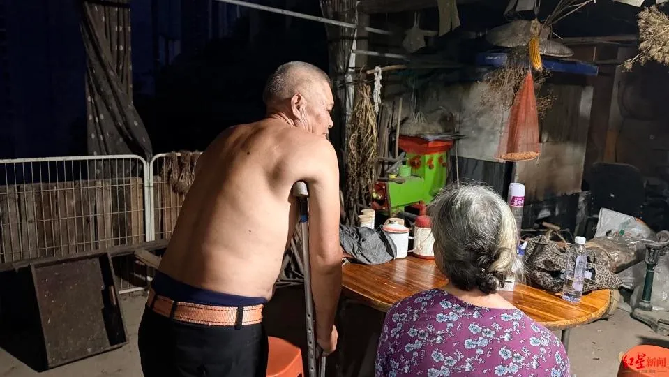Thợ mộc họ Hà và vợ - bà Lý kêu oan trong lần đầu trả lời phỏng vấn, tháng 8/2026. Ảnh: Hongxing