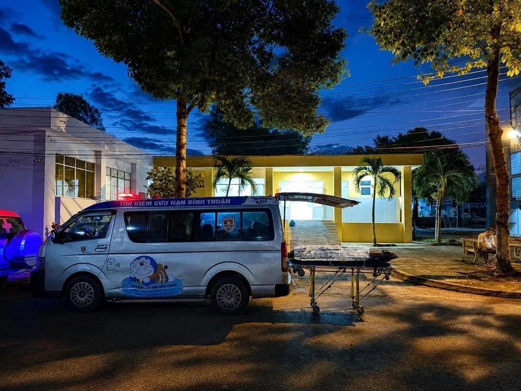 Nạn nhân tử vong dù được chuyển đến bệnh viện cấp cứu, tối 26/8. Ảnh: Hà Duy