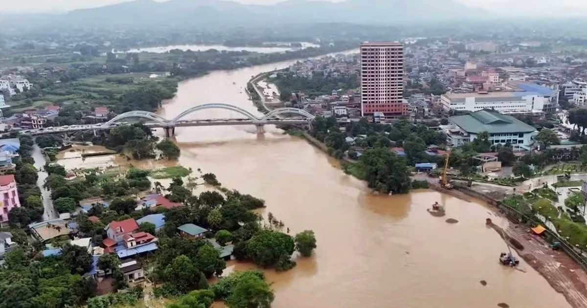 Bắc Ninh ngập sâu, người dân Thái Nguyên trắng đêm chống lũ
