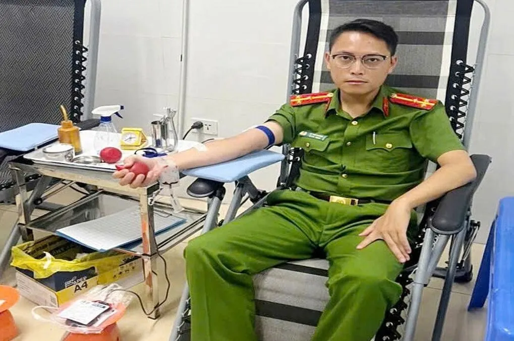 Cán bộ Phân trại tạm giam Nông Cống hiến máu cứu phạm nhân. Ảnh: Lam Sơn