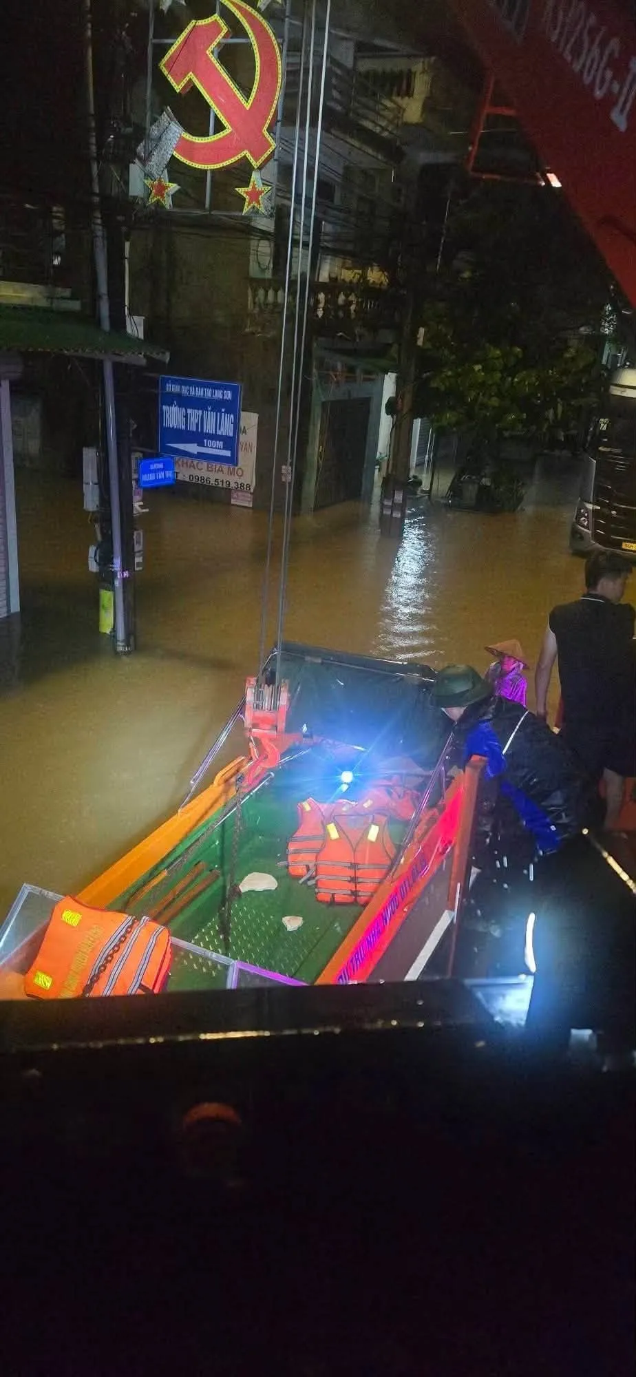 Bão số 4 trút mưa lớn, dân ở Lạng Sơn 'mất ngủ' vì lũ dâng nhanh - Ảnh 4.