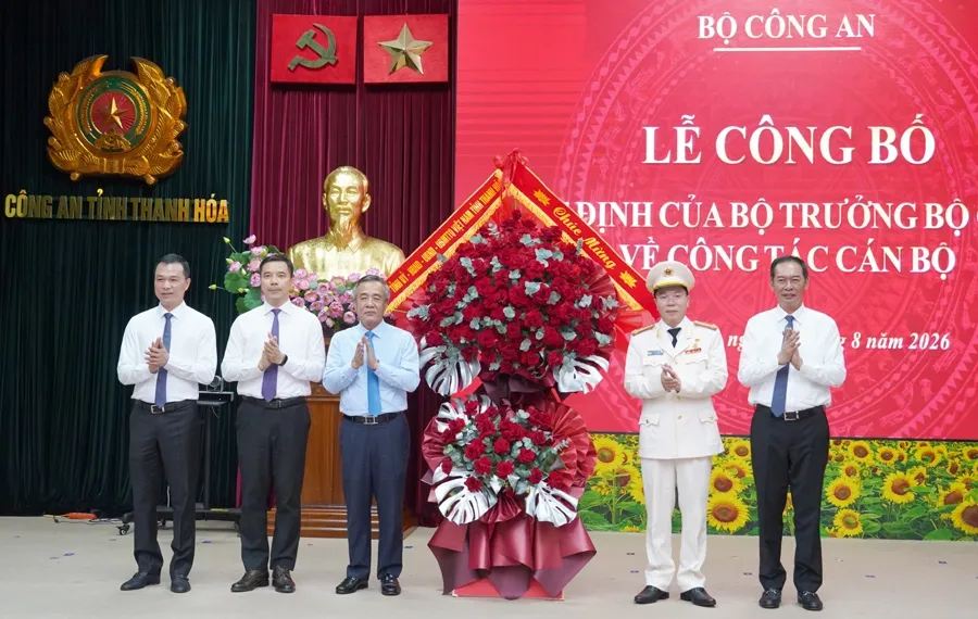 Lãnh đạo Tỉnh uỷ Thanh Hoá chúc mừng đại tá Hoàng Quốc Việt. Ảnh: Lam Sơn