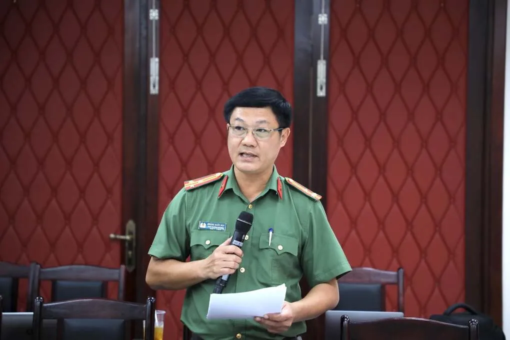 Thượng tá Quảng Quốc Huy, Phó Trưởng Phòng Tham mưu Công an tỉnh An Giang, trả lời tại họp báo. Ảnh: Dương Đông